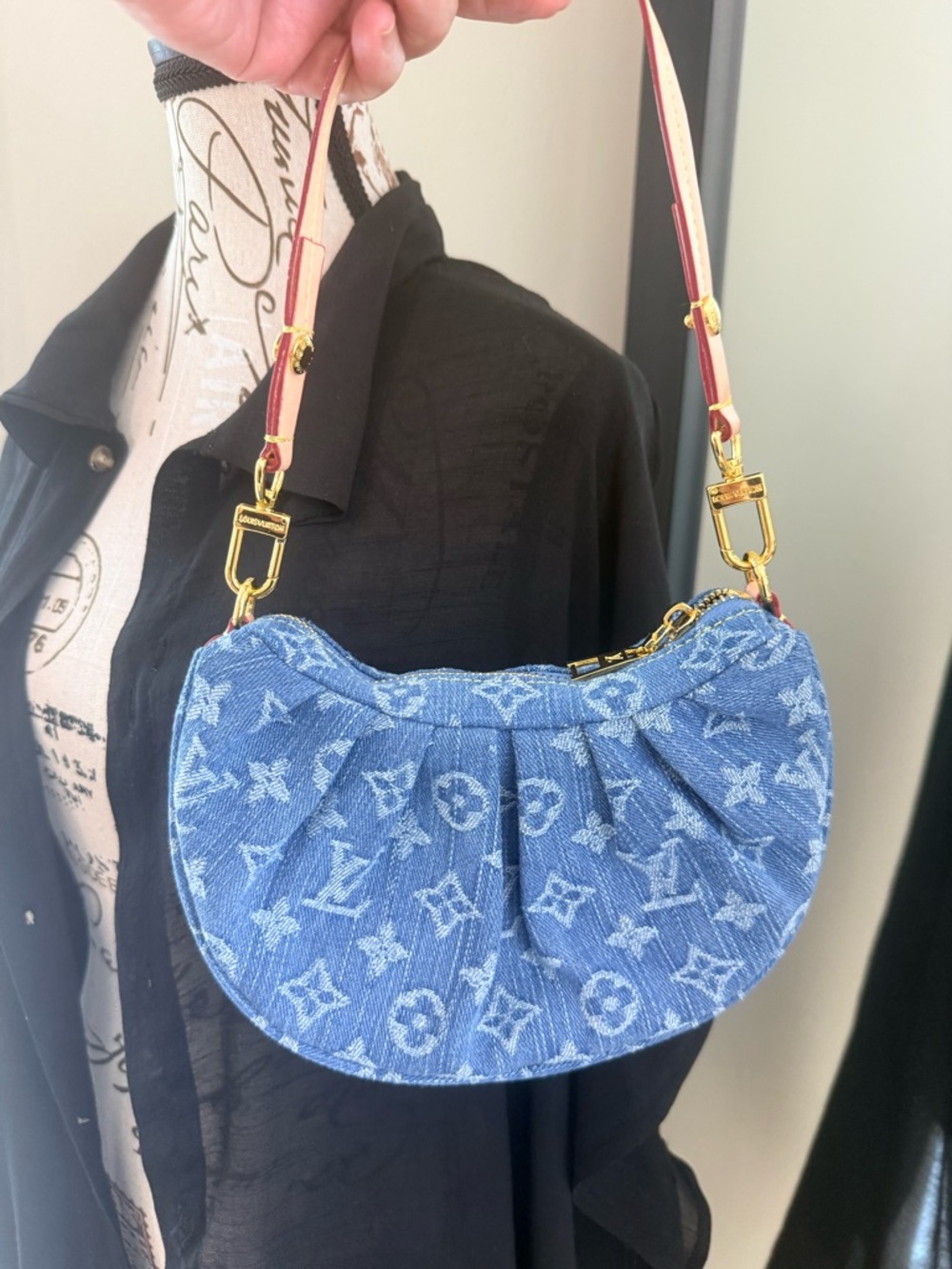 DH Gate Blue Denim Crescent Shoulder Bag with Gold-Tone Hardware w 2 straps.